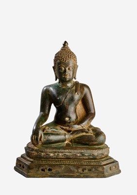 Lot 119 - A LAN NA BRONZE FIGURE OF BUDDHA, THAILAND, CIRCA 15TH CENTURY