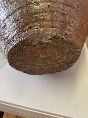 Lot 119 - A LARGE JAPANESE SHIGARAKI WARE JAR, MOMOYAMA/EDO PERIOD (LATE 16TH/EARLY 17TH CENTURY)