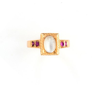 Lot 347 - MOONSTONE, RUBY AND GOLD RING, 1900s