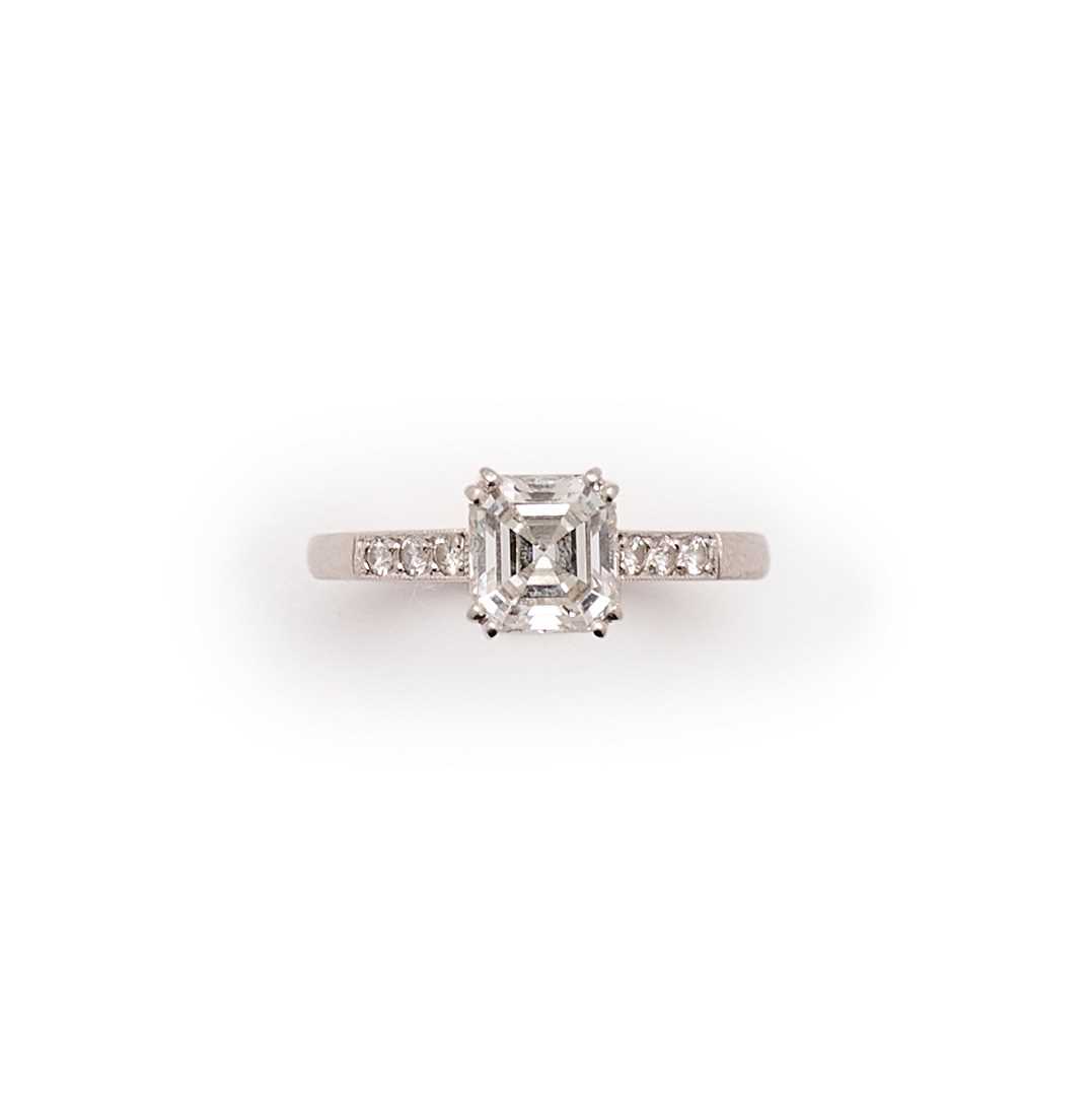 Lot 359 - DIAMOND RING