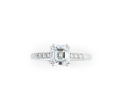 Lot 359 - DIAMOND RING