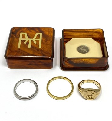 Lot 454 - GOLD SIGNET RING, BAND RING AND PLATINUM BAND RING