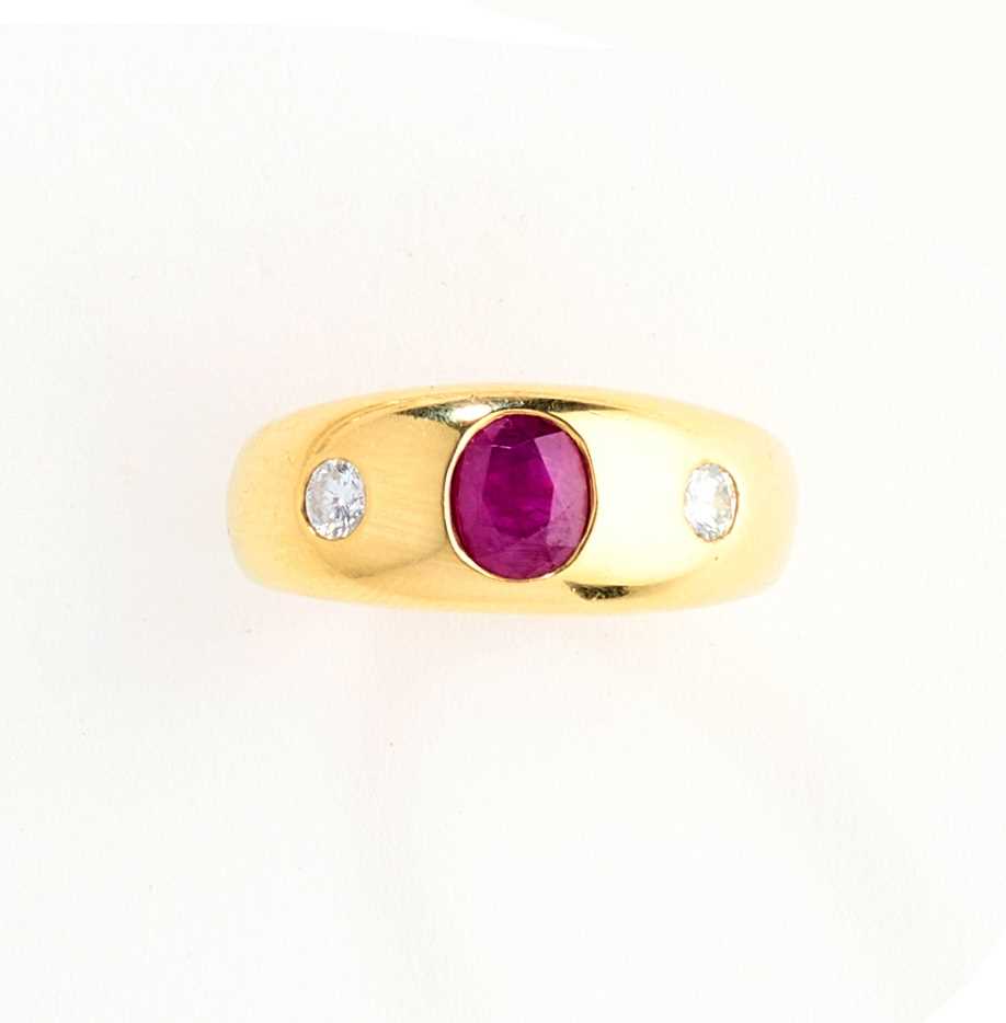 Lot 347 - RUBY AND DIAMOND RING