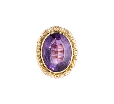 Lot 437 - GOLD AND AMETHYST RING