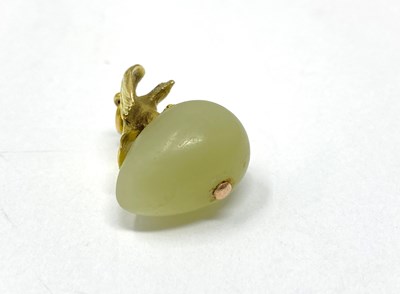 Lot 308 - FABERGE: BOWENITE AND GOLD EASTER EGG PENDANT, MOSCOW, 1908-17