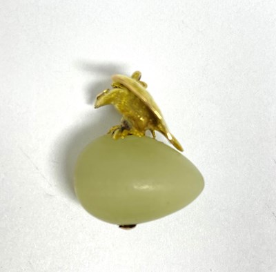 Lot 308 - FABERGE: BOWENITE AND GOLD EASTER EGG PENDANT, MOSCOW, 1908-17