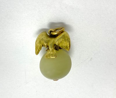 Lot 308 - FABERGE: BOWENITE AND GOLD EASTER EGG PENDANT, MOSCOW, 1908-17