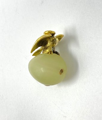 Lot 308 - FABERGE: BOWENITE AND GOLD EASTER EGG PENDANT, MOSCOW, 1908-17
