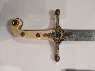 Lot 256 - A VICTORIAN OFFICER'S MAMELUKE-HILTED LEVÉE SWORD, MID-19TH CENTURY