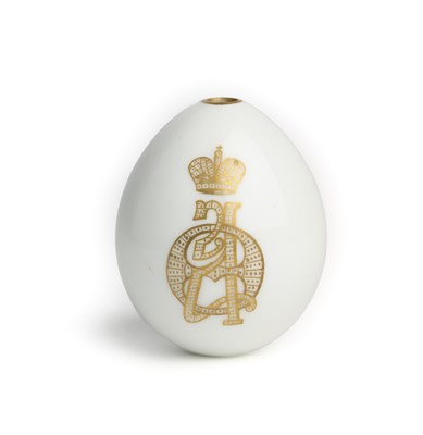 Lot 15 - A RUSSIAN EASTER EGG, IMPERIAL PORCELAIN MANUFACTORY, ST PETERSBURG, CIRCA 1900