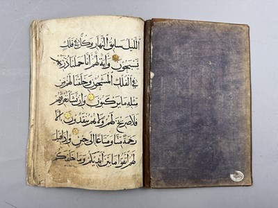 Lot 3 - A QUR'AN SECTION, MAMLUK, EGYPT OR SYRIA, 14TH/15TH CENTURY