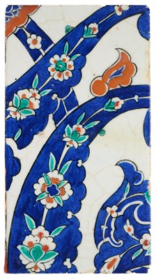 Lot 87 - AN IZNIK TILE FRAGMENT, OTTOMAN ANATOLIA, 1570-1580