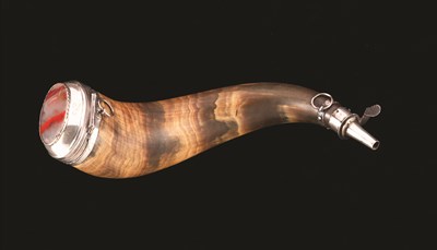 Lot 135 - A SCOTTISH COW HORN POWDER-FLASK MOUNTED IN UNMARKED SILVER COLOURED METAL