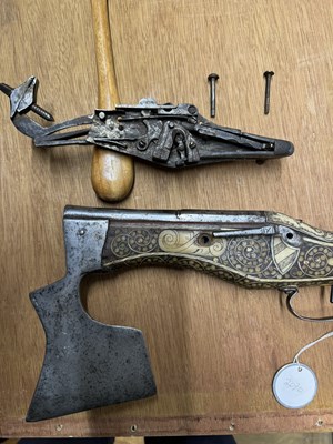 Lot 220 - A VERY RARE COMBINED SOUTH GERMAN 50 BORE WHEEL-LOCK PISTOL AND AXE, CIRCA 1580