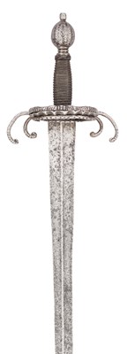 Lot 166 - AN ITALIAN SWORD WITH ‘CRAB-CLAW’ HILT, EARLY 17TH CENTURY, POSSIBLY VENETIAN