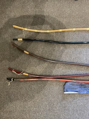 Lot 585 - FIVE JAPANESE BOWS AND A BOW BAG, EDO PERIOD AND LATER