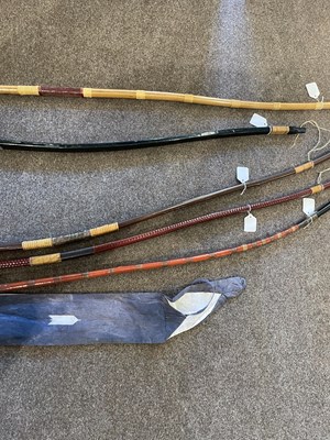 Lot 585 - FIVE JAPANESE BOWS AND A BOW BAG, EDO PERIOD AND LATER