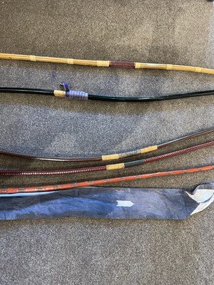 Lot 585 - FIVE JAPANESE BOWS AND A BOW BAG, EDO PERIOD AND LATER