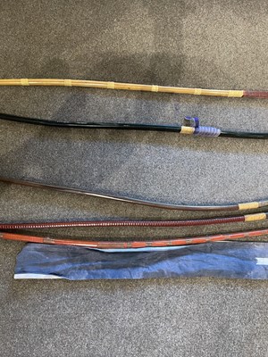 Lot 585 - FIVE JAPANESE BOWS AND A BOW BAG, EDO PERIOD AND LATER