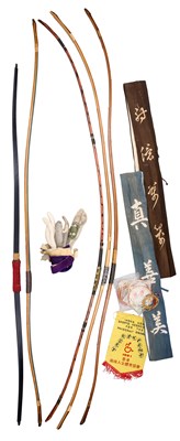 Lot 3 - FIVE JAPANESE BOWS, THREE SHOOTING GLOVES (YUGAKE), TWO BOW BAGS