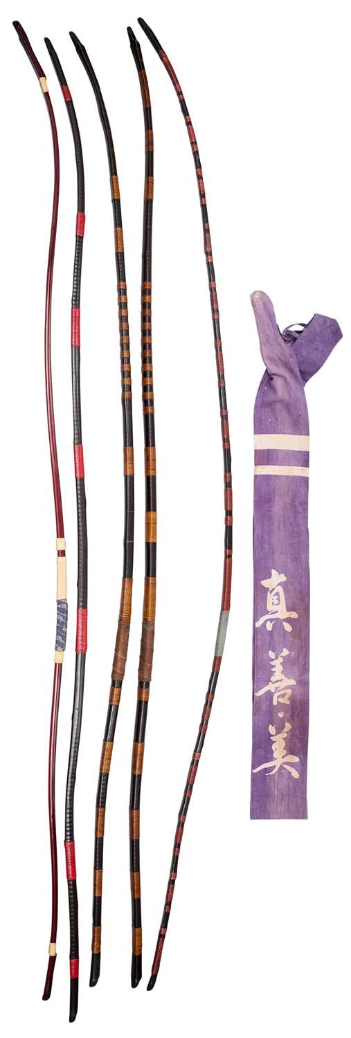 Lot 5 - FIVE JAPANESE BOWS AND A BOW BAG, EDO PERIOD AND LATER