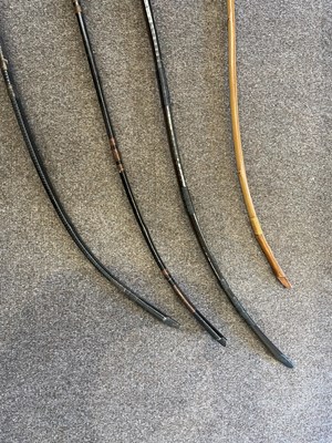 Lot 586 - FOUR UNSIGNED JAPANESE BOWS, 19TH/20TH CENTURY