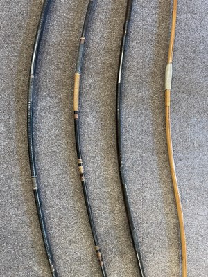 Lot 586 - FOUR UNSIGNED JAPANESE BOWS, 19TH/20TH CENTURY