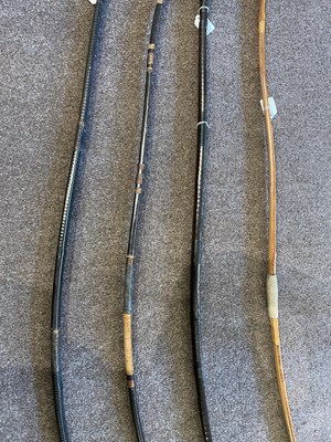 Lot 586 - FOUR UNSIGNED JAPANESE BOWS, 19TH/20TH CENTURY