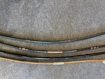 Lot 586 - FOUR UNSIGNED JAPANESE BOWS, 19TH/20TH CENTURY