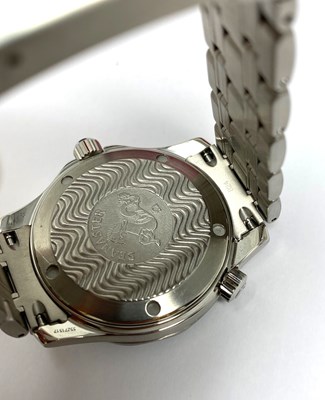 Lot 522 - OMEGA, SEAMASTER DIVER 300M, REF.2561.80: GENTLEMAN'S STAINLESS STEEL BRACELET WATCH, SWISS, 2000s