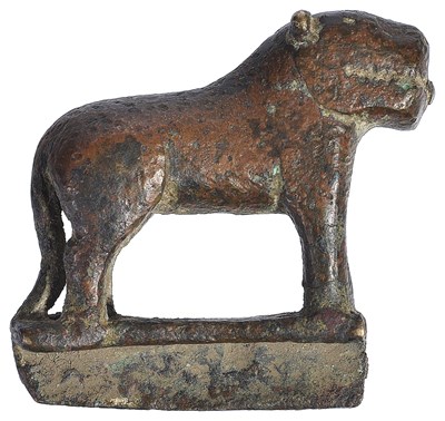 Lot 27 - A SMALL BRONZE FIGURE OF A LION