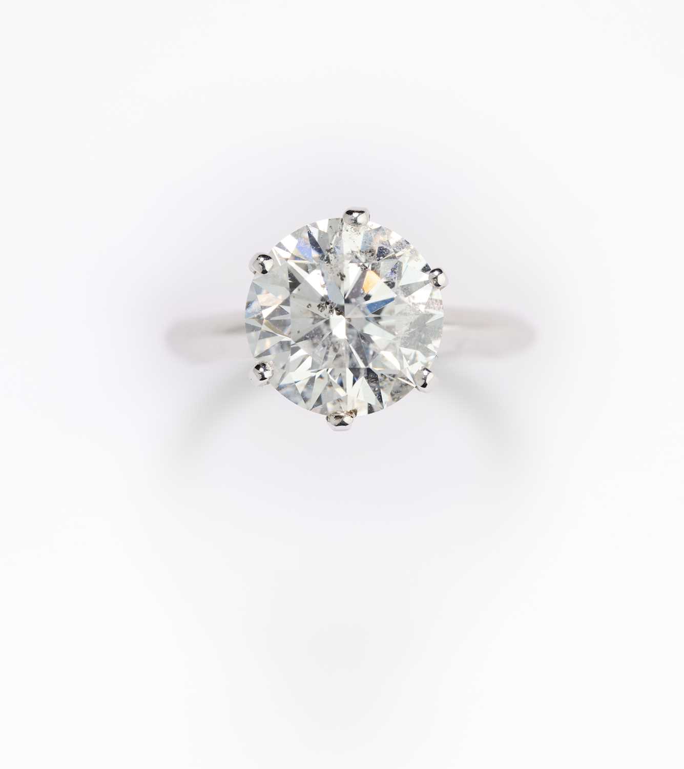 Lot 369 - DIAMOND RING