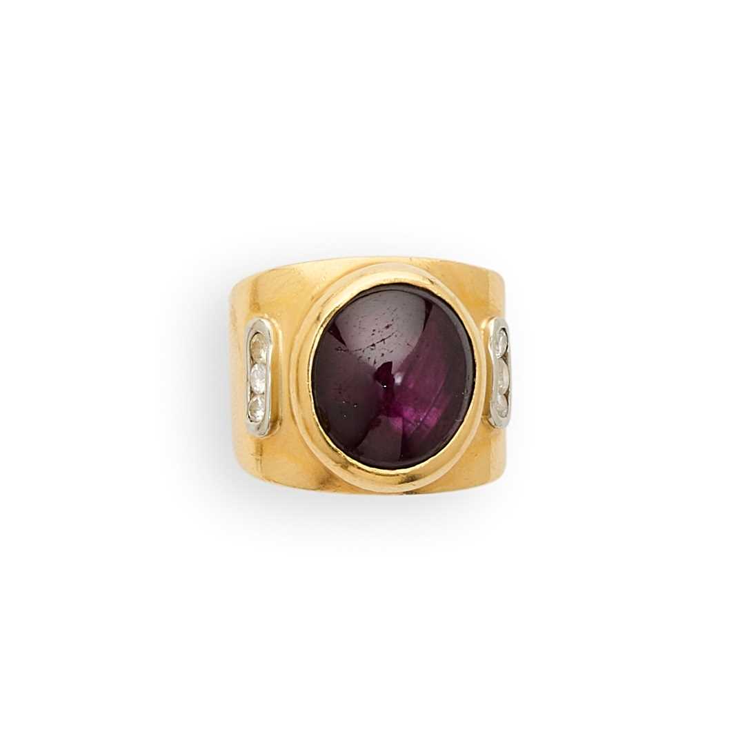Lot 740 - A RUBY AND DIAMOND RING