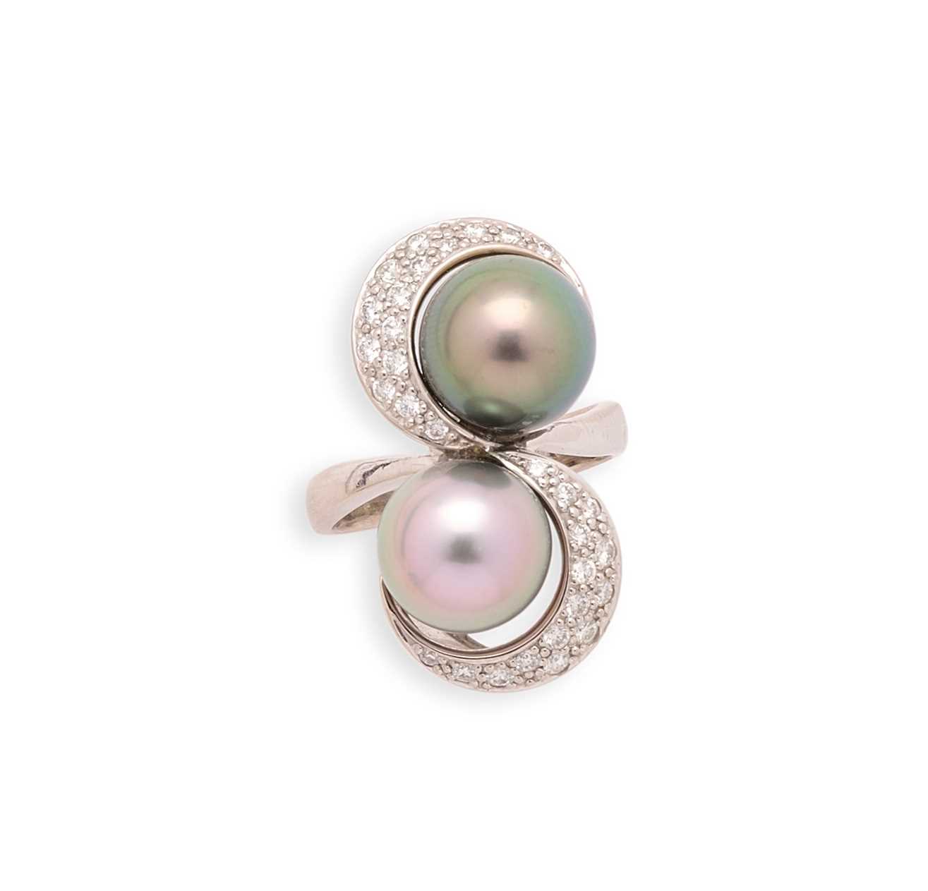 Lot 360 - A CULTURED PEARL AND DIAMOND RING