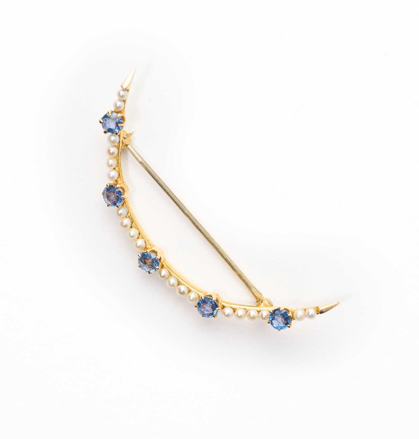 Lot 314 - A SAPPHIRE AND SEED PEARL BROOCH, 1900s