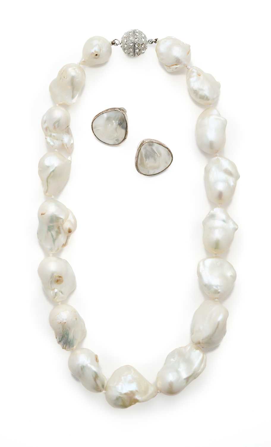 Lot 355 - A BAROQUE CULTURED PEARL NECKLACE