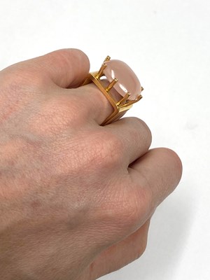 Lot 346 - ROSE QUARTZ AND DIAMOND RING