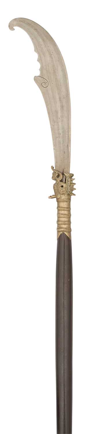 Lot 595 - A CHINESE GLAIVE (YAN YUE DAO), QING DYNASTY, 19TH CENTURY