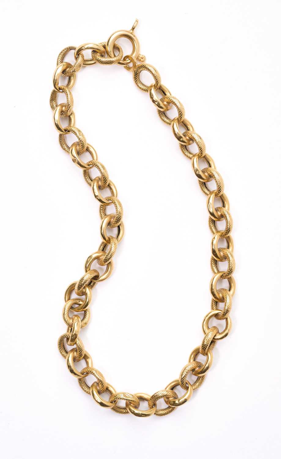 Lot 363 - A CURB LINK BRACELET