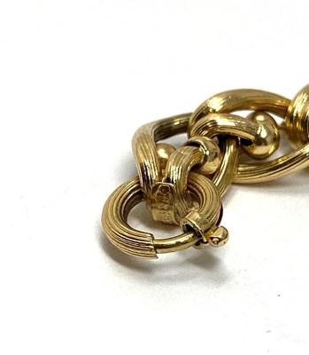 Lot 363 - A CURB LINK BRACELET