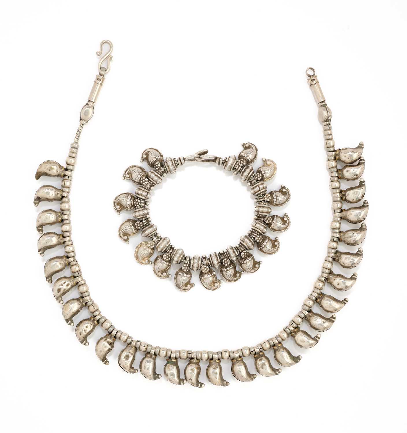 Lot 61 - A NECKLACE AND BRACELET, INDIA, 19TH CENTURY