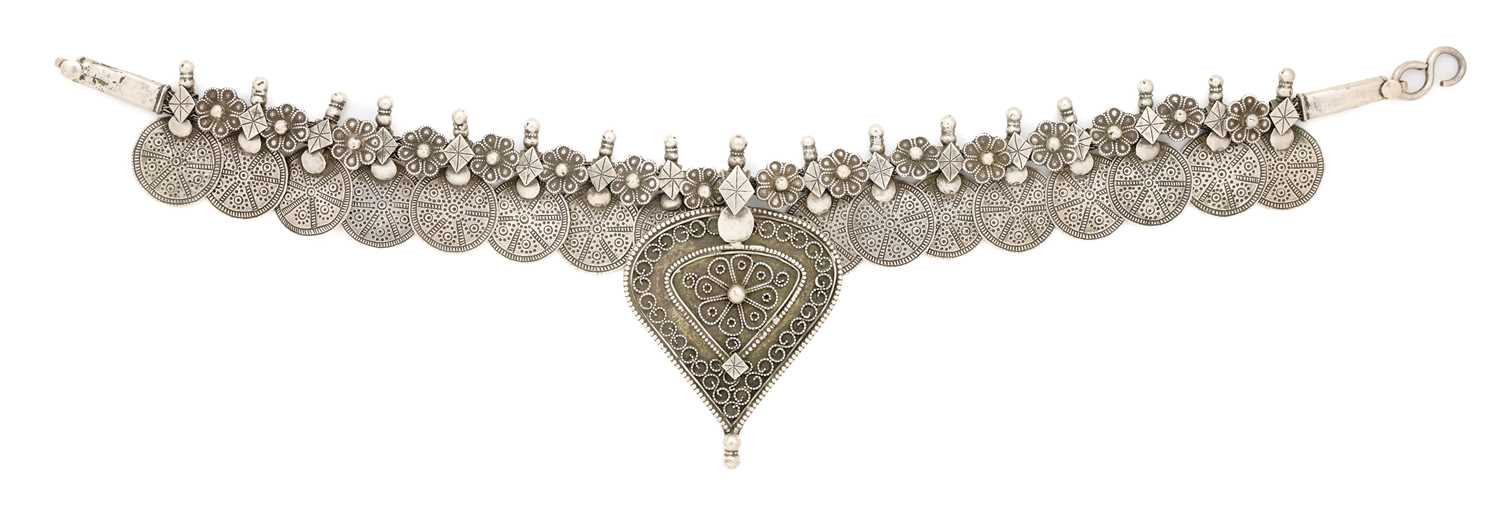 Lot 60 - A LARGE SILVER NECKLACE, GUJARAT, INDIA, CIRCA 1900