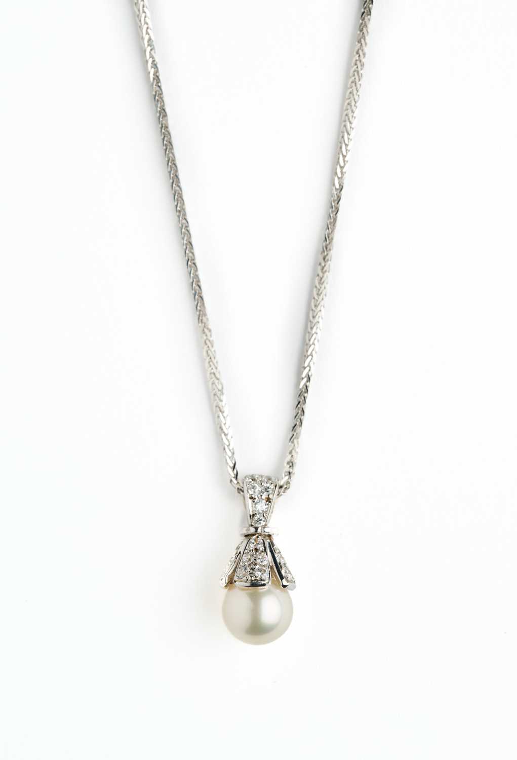 Lot 323 - CULTURED PEARL PENDENT