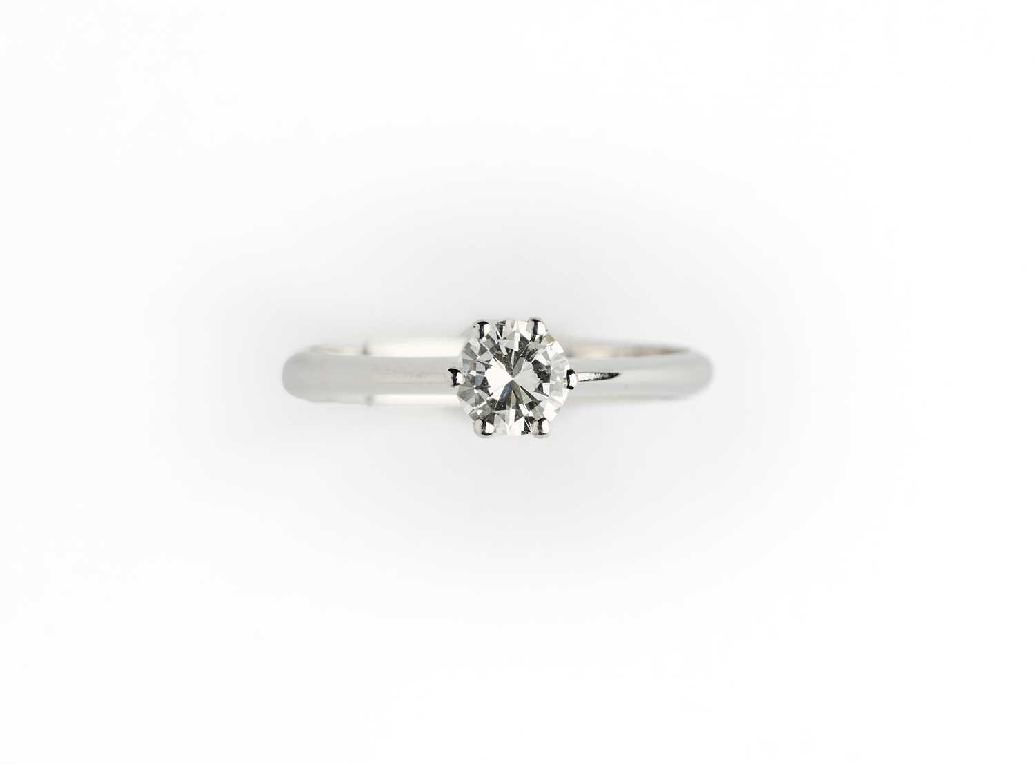 Lot 340 - DIAMOND RING