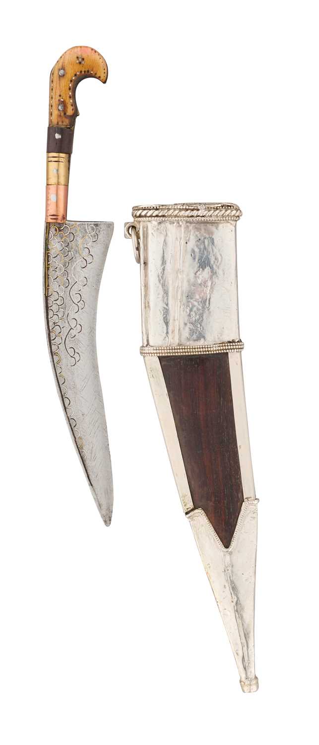 Lot 6 - A SOUTH INDIAN SMALL DAGGER, 18TH/19TH CENTURY, PROBABLY KERALA