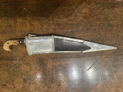 Lot 6 - A SOUTH INDIAN SMALL DAGGER, 18TH/19TH CENTURY, PROBABLY KERALA