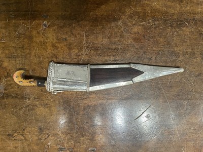 Lot 6 - A SOUTH INDIAN SMALL DAGGER, 18TH/19TH CENTURY, PROBABLY KERALA
