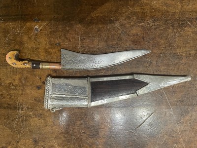Lot 6 - A SOUTH INDIAN SMALL DAGGER, 18TH/19TH CENTURY, PROBABLY KERALA