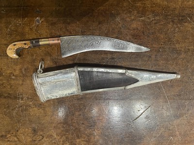 Lot 6 - A SOUTH INDIAN SMALL DAGGER, 18TH/19TH CENTURY, PROBABLY KERALA