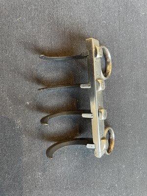 Lot 634 - AN INDIAN IRON 'TIGER-CLAW' (BAGH NAKH), POSSIBLY 18TH/19TH CENTURY